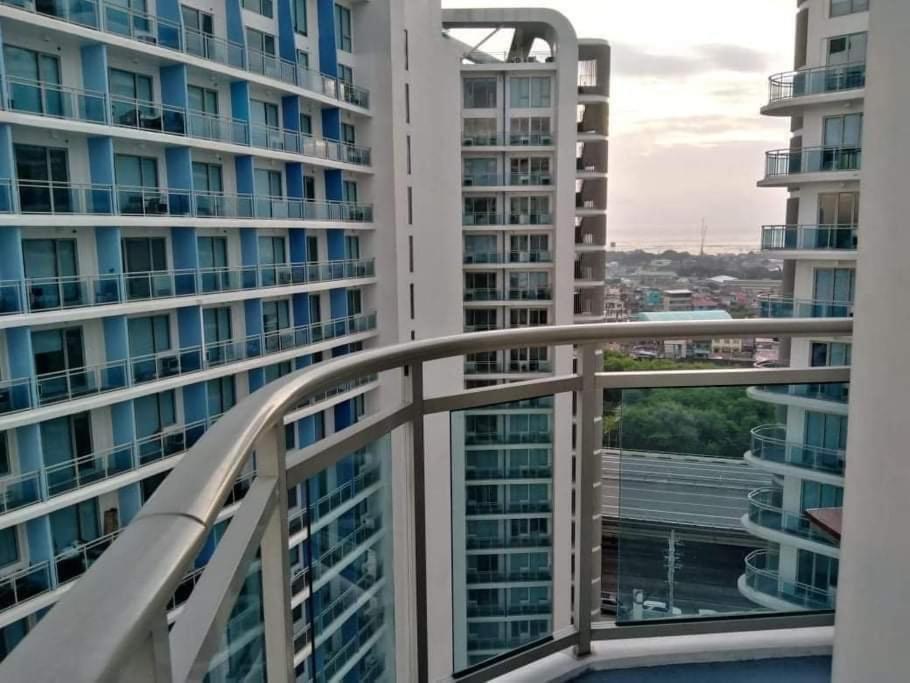 Azure South - Wave Pool - Heart Of The City Paranaque City Esterno foto